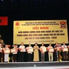 Chủ tịch Ủy ban Mặt trận tổ quốc Việt Nam Thành phố Hồ Chí Minh Tô Thị Bích Châu trao bằng khen cho cá tập thể, các nhân có thành tích xuất sắc. (Ảnh: Thanh Vũ/TTXVN)