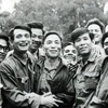 Phó Tổng biên tập Đỗ Phượng (thứ ba bên trái) tiễn đoàn phóng viên VNTTX vào chiến trường B, tháng 3/1975. (Ảnh: Tư liệu VNTTX)