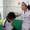 Một em học sinh bị ong vò vẽ chích được điều trị tại Trung tâm y tế huyện Thống Nhất, Đồng Nai. (Nguồn: tuoitre.vn)