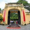 Du khách đến tham quan cửa Hành cung trong khu di tích Hoàng Thành Thăng Long. (Ảnh: TTXVN)