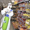 Phun thuốc khử trùng tại siêu thị ở Kuwait City, Kuwait nhằm ngăn chặn sự lây lan của COVID-19. (Ảnh: THX/TTXVN)