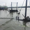 Hiện trường vụ cháy 4 tàu cá ở khi neo đậu tại khu tránh trú bão ở cảng Lạch Quèn. (Ảnh: Nguyễn Oanh/TTXVN)