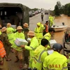 Công an tỉnh Quảng Bình trao 200 suất quà cho đồng bào vùng lũ huyện Quảng Ninh. (Ảnh: Văn Tý/TTXVN)