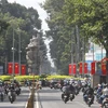 Tuyến đường Lê Hồng Phong, quận 10 trang hoàng rực rỡ cờ, hoa. (Ảnh: Thanh Vũ/TTXVN)