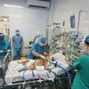 Các bác sỹ Bệnh viện Nhi đồng 1 sử dụng kỹ thuật ECMO cứu sống bệnh nhi sau phẫu thuật tim bẩm sinh. (Ảnh: TTXVN phát)