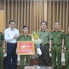 Chủ tịch UBND thành phố Đà Nẵng Huỳnh Đức Thơ thưởng nóng cho Ban Chuyên án. (Ảnh: Văn Dũng/TTXVN)