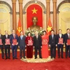 Tổng Bí thư, Chủ tịch nước Nguyễn Phú Trọng và các đại biểu với các Đại sứ mới được trao Quyết định. (Ảnh: Trí Dũng/TTXVN)