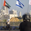 Cờ Mỹ, Các Tiểu vương quốc Arab Thống nhất, Israel và Bahrain tung bay tại Cầu Hòa bình ở Netanya của Israel. (Nguồn: euronews.com)