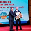 Trao quyết định công nhận Khu du lịch Mũi Né ở tỉnh Bình Thuận là Khu du lịch quốc gia. (Ảnh: Nguyễn Thanh/TTXVN)