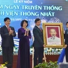 Phó Chủ tịch nước Đặng Thị Ngọc Thịnh tặng bức tranh chân dung Chủ tịch Hồ Chí Minh cho Bệnh viện Thống Nhất. (Ảnh: Đinh Hằng/TTXVN)