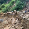 Đoàn tìm kiếm cứu nạn của tỉnh Quảng Nam và huyện Phước Sơn chưa thể tới xã Phước Lộc do đường bị sạt lở nặng. (Ảnh: TTXVN phát)