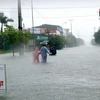 Nước ngập sâu các tuyến phố ở thành phố Hà Tĩnh. (Ảnh: Công Tường/TTXVN)