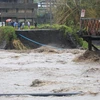 Cây cầu bị phá hủy do mưa lớn khi bão Goni đổ bộ tỉnh Albay, Philippines ngày 1/11. (Ảnh: THX/TTXVN)