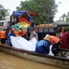 Lực lượng cứu hộ chuyển quà cứu trợ nhân dân vùng lũ lụt huyện Hải Lăng, tỉnh Quảng Trị. (Ảnh: Hồ Cầu/TTXVN)