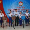 Ông Nguyễn Đức Lợi, Ủy viên Trung ương Đảng, Tổng Giám đốc TTXVN, trao xe đạp cho các em học sinh ở xã Triệu Trung. (Ảnh: Hồ Cầu/TTXVN)