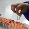 Kiểm tra chất lượng trong cơ sở đóng gói của nhà sản xuất vắcxin Trung Quốc. (Nguồn: Reuters)
