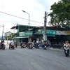 Ngăn khu vực Đập đá tại thành phố Huế để đảm bảo an toàn cho người dân. (Ảnh: Mai Trang/TTXVN)
