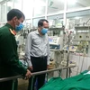 Phó Chủ tịch UBND tỉnh Hà Giang Trần Đức Quý thăm hỏi, động viên chiến sỹ bị thương khi làm nhiệm vụ rà phá bom mìn đang nằm điều trị tại Bệnh viện Đa khoa tỉnh Hà Giang. (Ảnh: TTXVN phát)