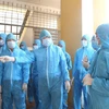 Kiểm tra công tác cách ly y tế tại khu cách ly tập trung Trường Cao đẳng Y tế Hà Nam. (Ảnh: Nguyễn Chinh/TTXVN)
