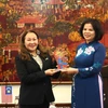 Chủ tịch UBND tỉnh Bắc Ninh Nguyễn Hương Giang tặng quà lưu niệm cho Đại sứ Malaysia tại Việt Nam. (Ảnh: Thanh Thương/TTXVN)