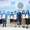 UBND thành phố Đà Nẵng và UNICEF trao 30 suất quà cho trẻ em và thanh thiếu nhi thành phố. (Ảnh: Văn Dũng/TTXVN)