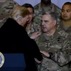 Tổng thống Mỹ Donald Trump thăm các binh sỹ Mỹ tại căn cứ không quân Bagram ở Afghanistan.(Ảnh: AFP/TTXVN)