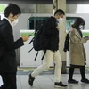 Người dân đeo khẩu trang phòng lây nhiễm COVID-19 tại Tokyo, Nhật Bản, ngày 12/11 vừa qua. (Ảnh: THX/TTXVN)