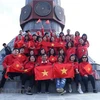 Du khách chụp ảnh tại Cột cờ Lũng Cú, điểm cực Bắc của Tổ quốc. (Ảnh: Vietnam+)