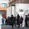Người dân xếp hàng chờ xét nghiệm COVID-19 tại trung tâm y tế ở Seoul, Hàn Quốc, ngày 24/11. (Ảnh: Yonhap/TTXVN)