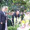 Bí thư Thành ủy Thành phố Hồ Chí Minh Nguyễn Văn Nên dâng hương tưởng niệm Chủ tịch nước Lê Đức Anh. (Ảnh: Thanh Vũ/TTXVN)