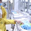 Giây phút đầu tiên bệnh nhân Cúc được gặp lại con gái Bình An sau ca phẫu thuật "sinh tử" và thần tốc ở Bệnh viện Việt Đức. (Nguồn: suckhoedoisong.vn)