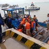Các thuyền trên tàu vận tải bị nạn được đưa vào bờ an toàn. (Nguồn: congan.com.vn)