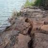 Bờ sông Hiếu đoạn qua xã Cam Thủy, huyện Cam Lộ bị sạt lở nghiêm trọng. (Ảnh: Hồ Cầu/TTXVN)