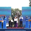 Bí thư thứ nhất Trung ương Đoàn, Chủ tịch Trung ương Hội Liên hiwwpj Thanh niên Việt Nam Nguyễn Anh Tuấn (bên phải) trao Giải thưởng Tình nguyện Quốc gia 2020 cho các tập thể, cá nhân. (Ảnh: TTXVN)
