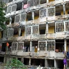 Dãy nhà B3 của chung cư Quang Trung, thành phố Vinh, tỉnh Nghệ An được kết luận là nguy hiểm cấp D. (Ảnh: Tá Chuyên/TTXVN)