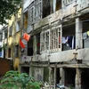 Tám hộ dân vẫn quyết bám trụ ở dãy nhà B3 của chung cư Quang Trung, thành phố Vinh, Nghệ An do việc đền bù chưa thỏa đáng. (Ảnh: Tá Chuyên/TTXVN)