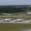 Máy bay của hãng hàng không United Airlines đỗ tại sân bay quốc tế George Bush, bang Texas, Mỹ. (Ảnh: AFP/TTXVN)