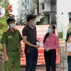 Bà Phan Kiều Thanh Hương, Phó Chủ tịch Ủy ban MTTQ Việt Nam Thành phố, Phó trưởng Ban vận động Quỹ phòng chống dịch COVID-19 Thành phố Hồ Chí Minh (thứ 2 từ phải sang) thăm, động viên cán bộ y tế; lực lượng tham gia phòng chống dịch COVID-19 tại các điểm 