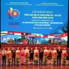 Lãnh đạo Bộ Thông tin và Truyền thông, UBND tỉnh Bình Phước và đại diện cơ quan ngoại giao các nước ASEAN thực hiện nghi thức cắt băng khai mạc triển lãm ảnh và phim phóng sự tài liệu về Cộng đồng ASEAN. (Ảnh: Sỹ Tuyên/TTXVN)