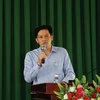 Chủ tịch UBND quận Ninh Kiều Huỳnh Trung Trứ trả lời ý kiến người dân tại buổi đối thoại. (Ảnh: Thanh Liêm/TTXVN)