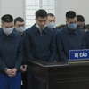 Nhóm các bị cáo tống tiền cảnh sát giao thông tại phiên tòa. (Nguồn: laodong.vn)