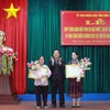 Chủ tịch UBND tỉnh Kon Tum Lê Ngọc Tuấn trao tặng Huân chương độc lập cho 2 gia đình có nhiều cống hiến, hy sinh vì sự nghiệp giải phóng dân tộc và bảo vệ Tổ quốc. (Ảnh: Khoa Chương/TTXVN)