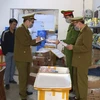 Lực lượng chức năng phát hiện cơ sở kinh doanh của Trần Văn Tiến có gần 1 tấn thực phẩm đã bốc mùi hôi thối. (Ảnh: TTXVN phát) 