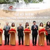Lễ cắt băng khai mạc trưng bày tài liệu "Quốc hiệu và Kinh đô nước Việt trong tài liệu lưu trữ." (Ảnh: Thanh Tùng/TTXVN)