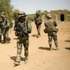 Binh lính Pháp bảo vệ khu vực nơi một kẻ đánh bom liều chết phát nổ ở lối vào Gao, miền bắc Mali ngày 10/2/2013. (Nguồn: AP)