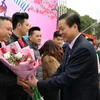 Chủ tịch UBND tỉnh Hà Giang Nguyễn Văn Sơn tặng hoa cho những du khách đầu tiên “xông đất” du lịch Hà Giang năm 2021. (Ảnh: TTXVN phát)