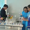 Nhóm học sinh Trường THPT Chuyên Hùng Vương, tỉnh Gia Lai sáng chế ra chế phẩm Combo-Far-Sup. (Ảnh: Hồng Điệp/TTXVN)