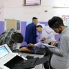 Nhân viên bỏ phiếu tắt các thiết bị phân loại và kiểm phiếu điện tử tại một điểm bỏ phiếu ở Baghdad, Iraq, ngày 12/5/2018. (Nguồn: Xinhua)