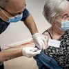 Nhân viên y tế tiêm vắcxin phòng COVID-19 cho người dân ngày 27/12/2020. (Ảnh: AFP/TTXVN)