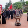 Phó Chủ tịch Quốc hội Phùng Quốc Hiển và đoàn công tác dâng hương tưởng niệm Chủ tịch Hồ Chí Minh. (Ảnh: Trần Trang/TTXVN)